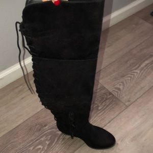 Cute black tie up boots!!